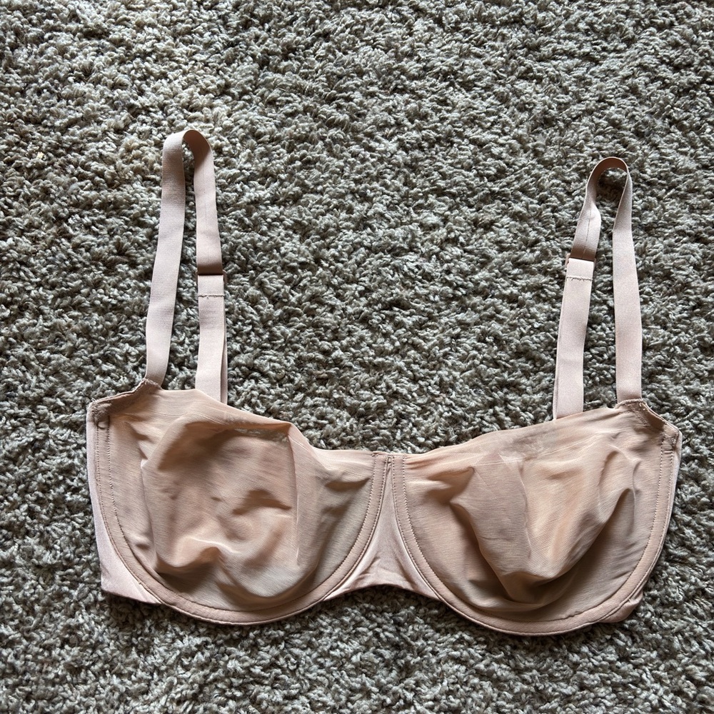 Skims women’s bra tan